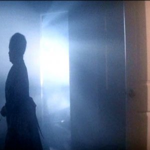 Zelda Rubinstein in una scena di POLTERGEIST: DEMONIACHE PRESENZE