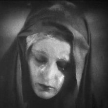 FAUST di F.W. Murnau: Camilla Horn in una scena della pellicola