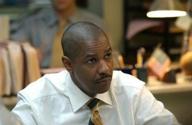 Denzel Washington in una scena del film Inside Man, diretto da Spike Lee