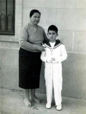 Il Piccolo Pedro Almodovar Con Sua Mamma 24925