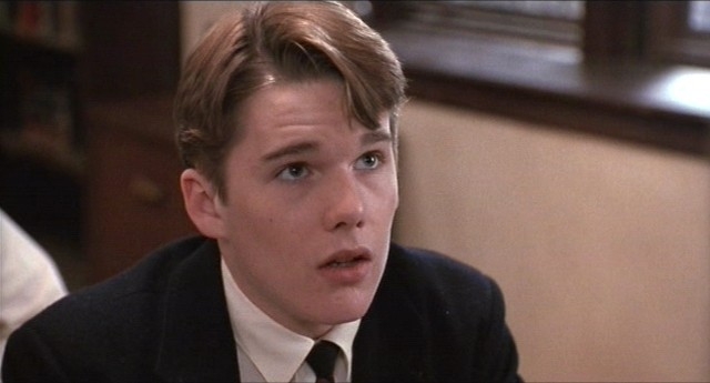 Ethan Hawke in una scena di L'attimo fuggente