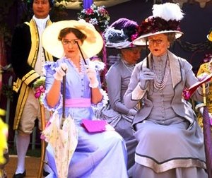 Kelly MacDonald e Angela Lansbury in Nanny McPhee.jpg