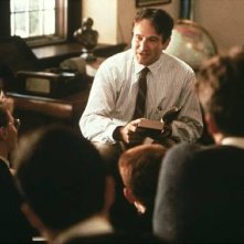 Robin Williams in una scena del film L'attimo fuggente