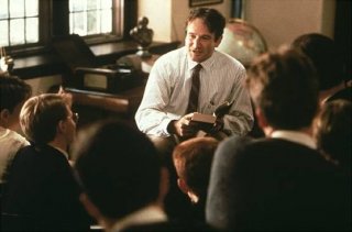 Robin Williams in una scena del film L'attimo fuggente