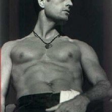 Rupert Everett a petto nudo