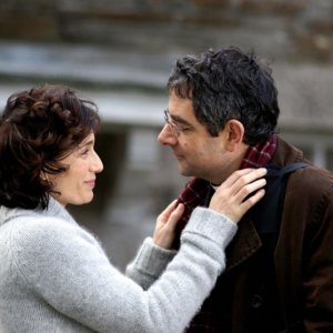 Kristin Scott Thomas e Rowan Atkinson in La famiglia Omicidi - Keeping Mum