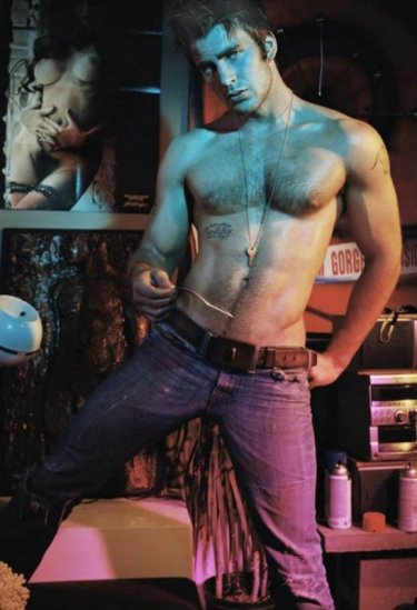 Chris Evans in una posa irresistibilmente sexy