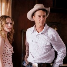 Evan Rachel Wood e Ed Norton in una scena di Down in the Valley