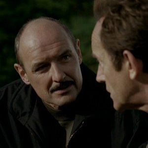 Lance Henriksen (di spalle) e Terry O'Quinn in Millennium