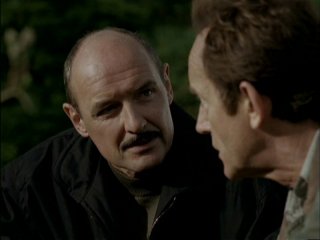 Lance Henriksen (di spalle) e Terry O'Quinn in Millennium