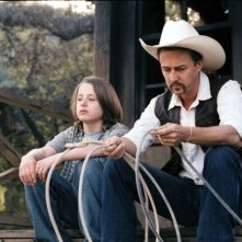 Rory Culkin e Edward Norton in una scena di Down in the Valley