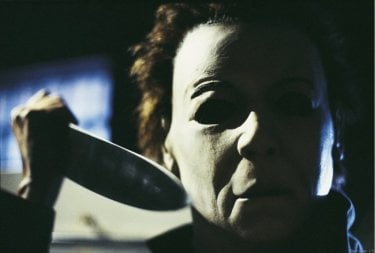 Una scena di Halloween la resurrezione con il killer della saga, Michael Myers