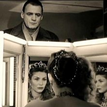 Bruno Ganz e Solveig Dommartin in una scena di IL CIELO SOPRA BERLINO (Der Himmel über Berlin)