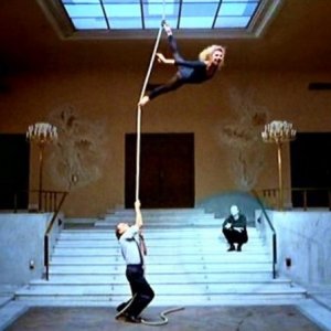 Bruno Ganz e Solveig Dommartin in una scena di IL CIELO SOPRA BERLINO