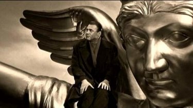 Bruno Ganz in una scena di IL CIELO SOPRA BERLINO di Wenders