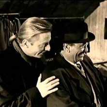 Otto Sander e Peter Falk in una scena di IL CIELO SOPRA BERLINO (Der Himmel über Berlin)