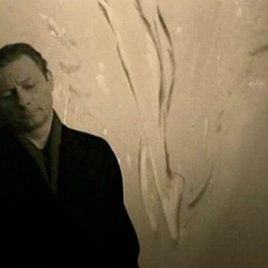 L'attore Otto Sander in una scena di IL CIELO SOPRA BERLINO (Der Himmel über Berlin)