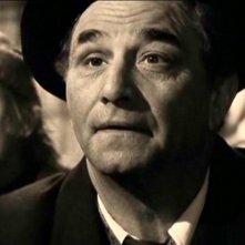 Peter Falk in una scena di IL CIELO SOPRA BERLINO