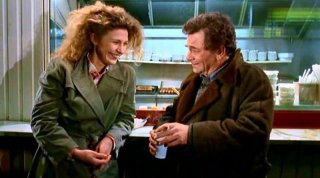 Solveig Dommartin e Peter Falk in una scena di IL CIELO SOPRA BERLINO