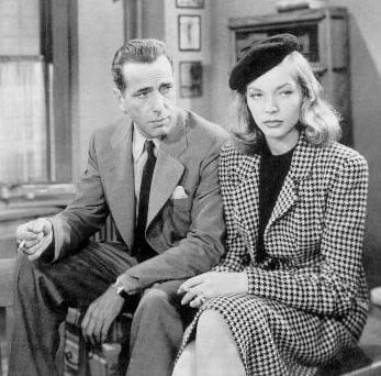 La coppia Humphrey Bogart e Lauren Bacall in una scena di IL GRANDE SONNO