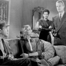 Humphrey Bogart, Lauren Bacall, Sonia Darrin e Louis Jean Heydt in una scena di IL GRANDE SONNO