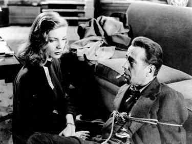 Lauren Bacall e Humphrey Bogart in una scena di IL GRANDE SONNO