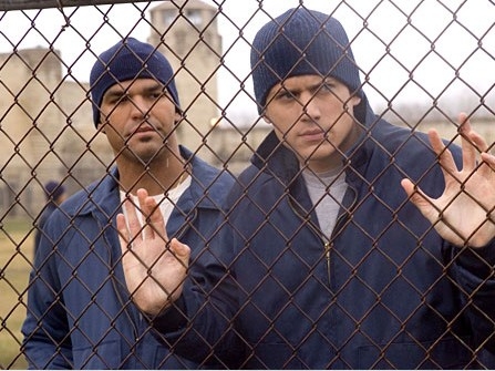 Amaury Nolasco e Wentworth Miller in una scena di Prison Break