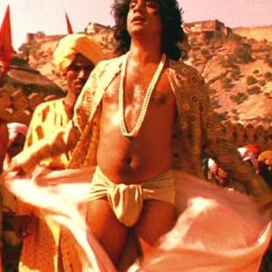 Naveen Andrews in una sequenza del film erotico Kama Sutra
