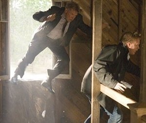 Paul Bettany ed Harrison Ford  in una scena d'azione di Firewall Accesso negato
