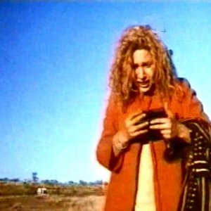 Solveig Dommartin in una sequenza di FINO ALLA FINE DEL MONDO