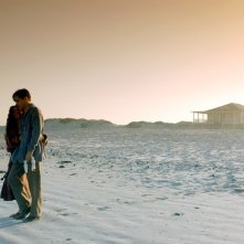 Una suggestiva immagine di Colin Farrell e Salma Hayek in Chiedi alla polvere