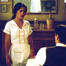 Colin Farrell (di spalle) e Salma Hayek in Chiedi alla polvere