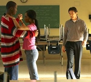 Rob Brown, Yaya DaCosta e Antonio Banderas in una scena del film Ti va di ballare? - Take the Lead