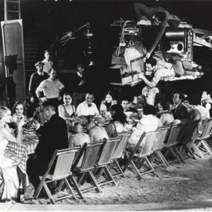 Tod Browning (in alto a destra) durante le riprese della scena del pranzo nuziale in FREAKS