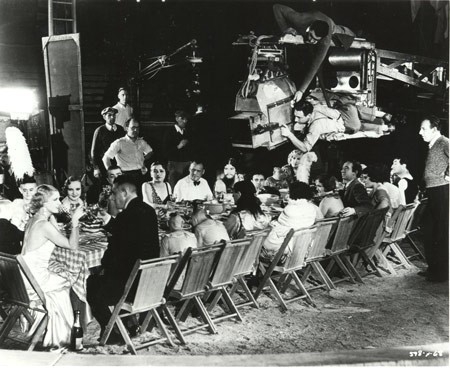 Tod Browning (in alto a destra) durante le riprese della scena del pranzo nuziale in FREAKS