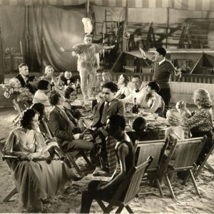 Tod Browning mostra alcuni movimenti durante le riprese del pranzo nuziale di FREAKS