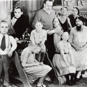 Tod Browning posa insieme ai suoi FREAKS