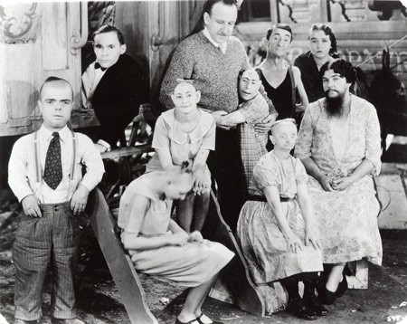 Tod Browning posa insieme ai suoi FREAKS