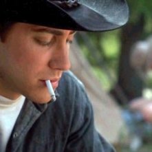 Jake Gyllenhaal e (sullo sfondo) Heath Ledger ne I segreti di Brokeback Mountain