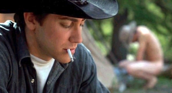 Jake Gyllenhaal e (sullo sfondo) Heath Ledger ne I segreti di Brokeback Mountain