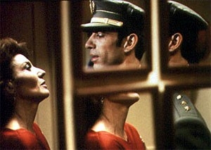 Marisa Paredes e Imanol Arias in una scena de Il fiore del mio segreto