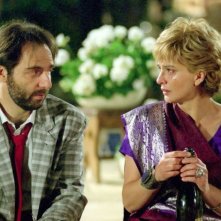 Neri Marcorè e Laura Morante in una scena de L'estate del mio primo bacio