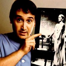 Javier Camara mentre mostra una foto di Pina Bausch in Parla con lei