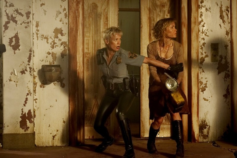 Laurie Holden e Radha Mitchell in una scena di SILENT HILL