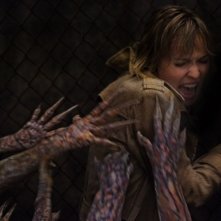 Radha Mitchell in una scena terrificante di SILENT HILL