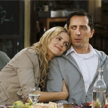 Alice Taglioni e Gad Elmaleh in una scena del film Una top model nel mio letto