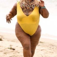 Martin Lawrence corre leggiadro sulla spiaggia in una scena del film FBI Operazione tata