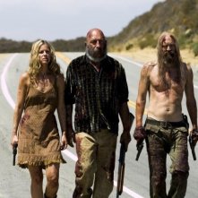 Sheri Moon, Sid Haig e Bill Moseley in una scena del film La casa del diavolo