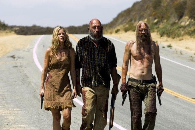 Sheri Moon, Sid Haig e Bill Moseley in una scena del film La casa del diavolo