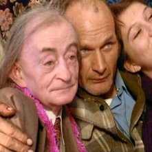 Clemens Scheitz, Clayton Szalpinski e Eva Mattes in una scena di LA BALLATA DI STROSZEK